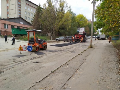 У Чернівцях «МіськШЕП» почав латати ями на Рівненській – фото