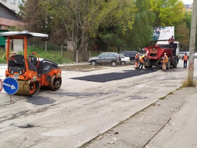 У Чернівцях «МіськШЕП» почав латати ями на Рівненській – фото