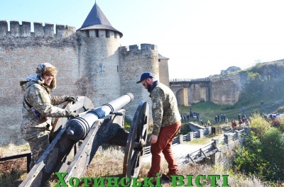 «Абсолютно брехлива історія»: у Хотинській фортеці знімали пригодницький серіал про козаків