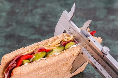 Як визначити вагу продукту без ваг: лайфхаки для тих, хто худне