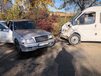 На Буковині Mersedes врізався у мікроавтобус: один з водіїв у лікарні