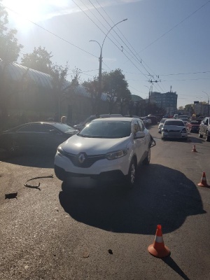 У Чернівцях сталася ДТП за участі трьох автівок