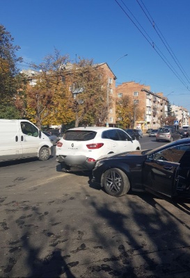 У Чернівцях сталася ДТП за участі трьох автівок