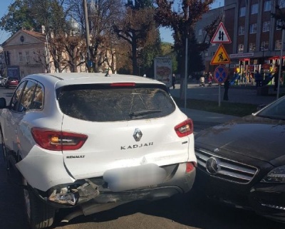 У Чернівцях сталася ДТП за участі трьох автівок