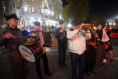 Танці з Торою і ярмарок єврейської випічки: як у Чернівцях святкували Суккот – фото, відео