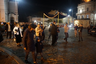 Танці з Торою і ярмарок єврейської випічки: як у Чернівцях святкували Суккот – фото, відео