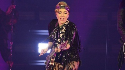 Леді Гага впала зі сцени в обіймах шанувальника - відео