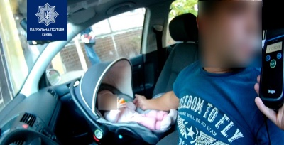 П’яний батько роз’їжджав із немовлям у авто
