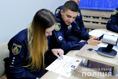 Буковинські поліцейські отримали сертифікати міжнародного зразка 