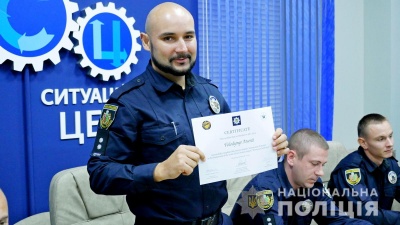 Буковинські поліцейські отримали сертифікати міжнародного зразка 