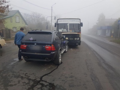 П’яний водій BMW врізався у рейсовий автобус «Чернівці-Ужгород» – фото