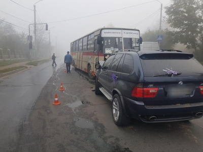 П’яний водій BMW врізався у рейсовий автобус «Чернівці-Ужгород» – фото