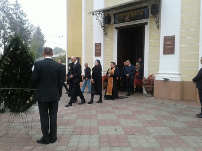 До Чернівців на похорон батька Яценюка приїхали політичні соратники екс-прем’єра – фото