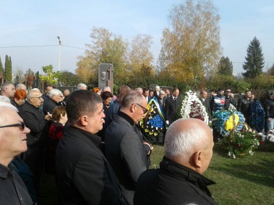 До Чернівців на похорон батька Яценюка приїхали політичні соратники екс-прем’єра – фото