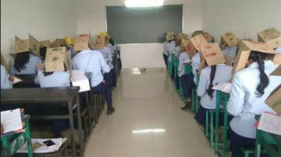 В Індії студентів змусили складати іспит із коробками на голові  