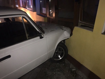 Вночі в Чернівцях п'яний водій ВАЗу розтрощив двері філармонії - фото