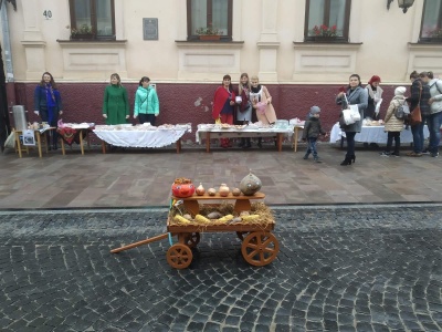 У Чернівцях дитсадок організував ярмарок із смачною випічкою – фото