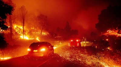 У Каліфорнії майже 100 тисяч осіб евакуюють через лісові пожежі 