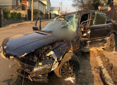 У Чернівцях п'яний водій розтрощив паркан і своє BMW - фото