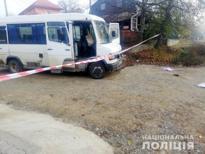 У селі під Чернівцями «Мерседес» збив на смерть жінку