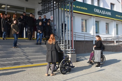 У Чернівецькому "Ощадбанку" провели інклюзивний тренінг - фото