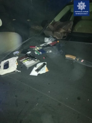 Не реагував на сигнали поліції: в Чернівцях затримали п'яного водія зі зброєю