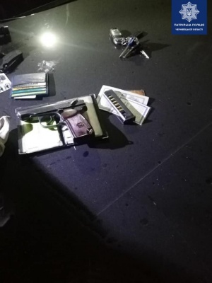 Не реагував на сигнали поліції: в Чернівцях затримали п'яного водія зі зброєю
