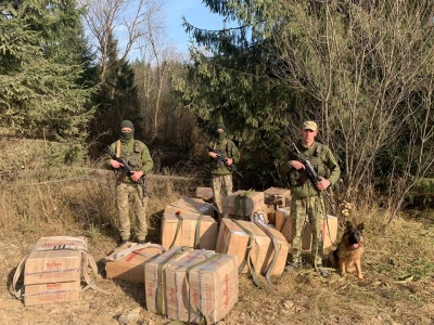 На Буковині контрабандисти-втікачі покинули партію сигарет на пів мільйона