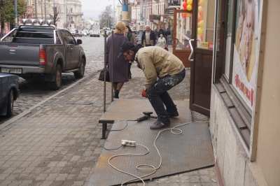 Скандальний пандус в центрі Чернівців демонтували через кілька годин після його встановлення