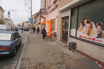 Скандальний пандус в центрі Чернівців демонтували через кілька годин після його встановлення
