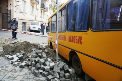 У центрі Чернівців шкільний автобус з дітьми злетів у траншею – фото