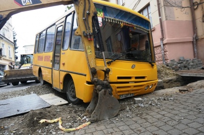 У центрі Чернівців шкільний автобус з дітьми злетів у траншею – фото