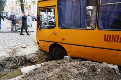 У центрі Чернівців шкільний автобус з дітьми злетів у траншею – фото