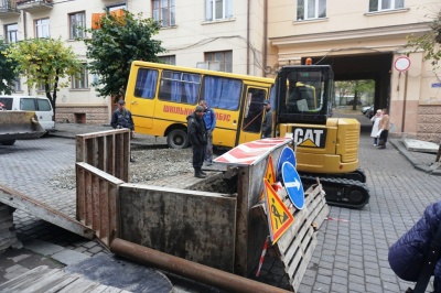 У центрі Чернівців шкільний автобус з дітьми злетів у траншею – фото