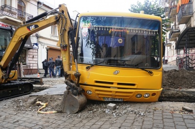 У центрі Чернівців шкільний автобус з дітьми злетів у траншею – фото