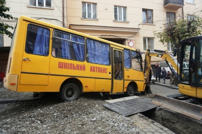 У центрі Чернівців шкільний автобус з дітьми злетів у траншею – фото