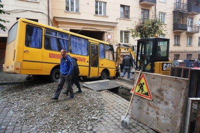 У центрі Чернівців шкільний автобус з дітьми злетів у траншею – фото