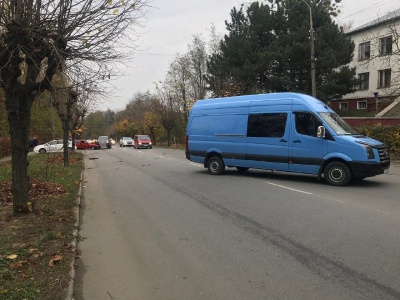 Потрійне ДТП на Кемпінгу: водій легковика допустив зіткнення з мікроавтобусом та джипом