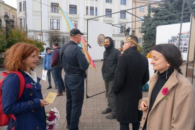 У центрі Чернівців перехожим роздають «паспорти Австро-Греції» – фото