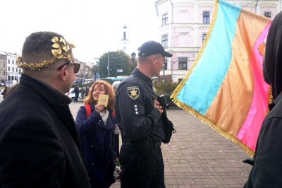 У центрі Чернівців перехожим роздають «паспорти Австро-Греції» – фото