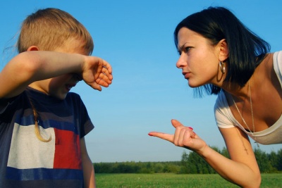 Що робити, якщо чужий дорослий лає вашу дитину: відповідь психолога