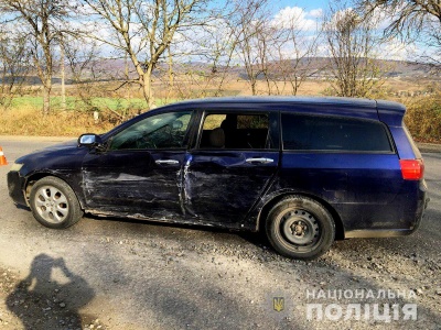 На Буковині внаслідок зіткнення двох легковиків травмувався чоловік – фото