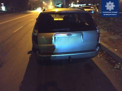 У Чернівцях, поки поліцейські затримували п’яного водія, нетверезий пасажир втік на авто