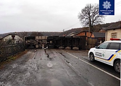 Під Тернополем перекинулась вантажівка, заблокувавши трасу на Чернівці