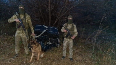 Вночі на Буковині прикордонники затримали молодика і 2,5 тисяч пачок сигарет