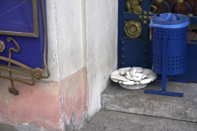 У центрі Чернівців обвалився фасад будівлі скандальної «Української книги» – фото
