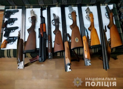 На Буковині протягом жовтня до поліції добровільно здали понад 200 одиниць зброї