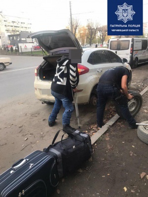 Чернівецькі поліцейські допомогли змінити колесо водію з інвалідністю