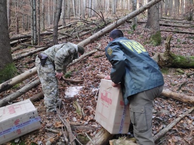 Біля кордону на Буковині виявили сховок із цигарками на пів мільйона: двох юнаків затримали