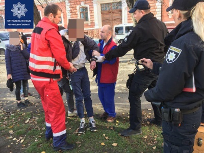 У Чернівцях патрульні допомогли чоловікові, в якого стався напад епілепсії